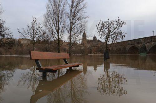 epa12708679 Area flooded by the Tormes River as it flows through Salamanca, Spain, 06 February 2026. Almost all Spain is on alert for heavy rainfalls and wind storms.  EPA/J.M.GARCIA