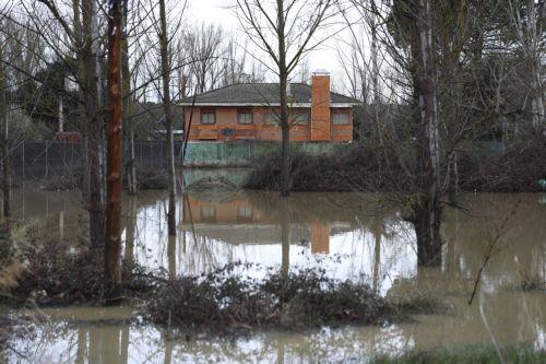 epa12708801 Housing estates flooded by the River Alberche in Escalona, Toledo, Spain, 06 February 2026. Almost all Spain is on alert for heavy rainfalls and wind storms.  EPA/ISMAEL HERRERO