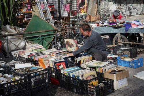 Ένας άνδρας  ψάχνει για παλιούς και καινούργιους δίσκους μουσικής στο παζάρι της πλατείας Αβυσσηνίας, στο Μοναστηράκι, Τετάρτη 28 Ιανουαρίου 2026 (δημοσιεύεται Σάββατο 07 Φεβρουαρίου 2026). Τα τελευταία χρόνια όλο και πιο πολύ αναβιώνει η αγορά των παραδοσιακών μέσων αναπαραγωγής της μουσικής, οι δίσκοι βινυλίου και κασσετών. Το νεανικό κυρίως κοινό...