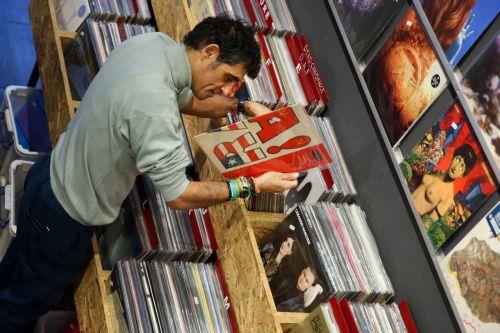 Ο δημοσιογράφος του ΑΠΕ-ΜΠΕ, Γιώργος Δάβος, ψάχνει για παλιούς και καινούργιους δίσκους μουσικής σε παραδοσιακό δισκάδικο της Αθήνας, Τετάρτη 28 Ιανουαρίου 2026 (δημοσιεύεται Σάββατο 07 Φεβρουαρίου 2026). Τα τελευταία χρόνια όλο και πιο πολύ αναβιώνει η αγορά των παραδοσιακών μέσων αναπαραγωγής της μουσικής, οι δίσκοι βινυλίου και κασσετών. Το νεανικό...