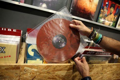 Νέοι ψάχνουν για παλιούς και καινούργιους δίσκους μουσικής σε παραδοσιακό δισκάδικο της Αθήνας, Τετάρτη 28 Ιανουαρίου 2026 (δημοσιεύεται Σάββατο 07 Φεβρουαρίου 2026). Τα τελευταία χρόνια όλο και πιο πολύ αναβιώνει η αγορά των παραδοσιακών μέσων αναπαραγωγής της μουσικής, οι δίσκοι βινυλίου και κασσετών. Το νεανικό κυρίως κοινό στηρίζει την αγορά του...