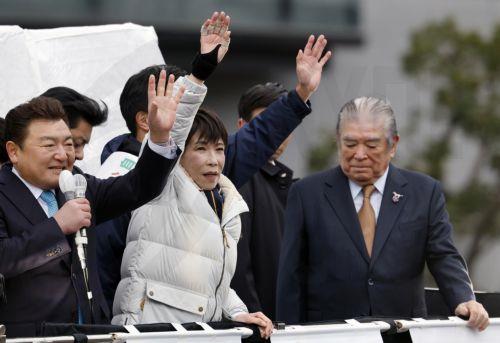 epa12711695 Japanese Prime Minister and leader of the ruling Liberal Democratic Party (LDP) Sanae Takaichi (C) waves to supporters during an election campaign rally in Tokyo, Japan, 07 February 2026, the last day of the campaign for Japan’s general elections. Japanese voters are set to go to the polls on 08 February 2026 in the country's shortest modern...