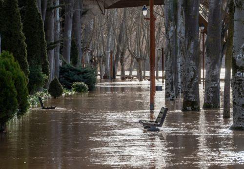 epa12711750 A park is flooded after the Duero River overflowed in the town of Aranda de Duero, northwestern Spain, 07 February 2026. Several parts of Spain are affected by floods as Storm Leonardo crosses the country.  EPA/PACO SANTAMARIA