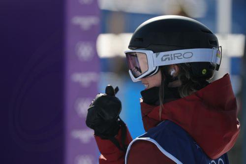 epa12711825 Megan Oldham of China celebrates during the Women's Freeski Slopestyle qualification of the Freestyle Skiing competitions at the Milano Cortina 2026 Winter Olympic Games, in Livigno, Italy, 07 February 2026.  EPA/SERGEI ILNITSKY