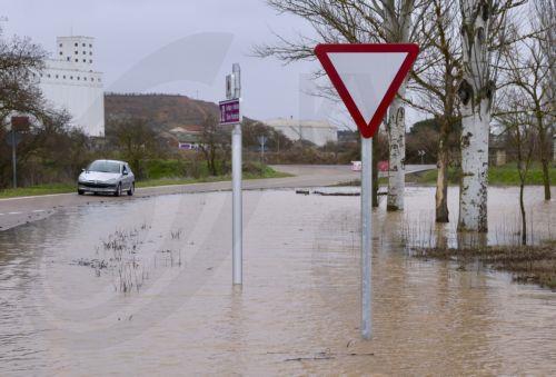 epa12719890 A vehicle drives next to a flooded area after Duero river overflowed in Zamora, northwestern Spain, 09 February 2026. Heavy rainfall and storms caused floods in parts of Spain.  EPA/MARIAM A. MONTESINOS