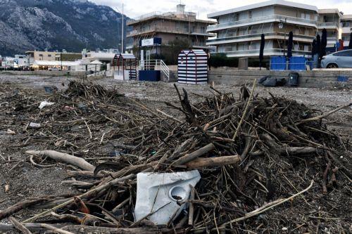 Φερτά υλικά από την περασμένη κακοκαιρία έχουν καλύψει παραλία στον Κορινθιακό κόλπο, Τρίτη 10 Φεβρουαρίου 2026. ΑΠΕ-ΜΠΕ/ΑΠΕ-ΜΠΕ/ΒΑΣΙΛΗΣ ΨΩΜΑΣ