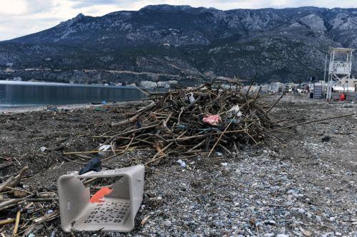 Φερτά υλικά από την περασμένη κακοκαιρία έχουν καλύψει παραλία στον Κορινθιακό κόλπο, Τρίτη 10 Φεβρουαρίου 2026. ΑΠΕ-ΜΠΕ/ΑΠΕ-ΜΠΕ/ΒΑΣΙΛΗΣ ΨΩΜΑΣ