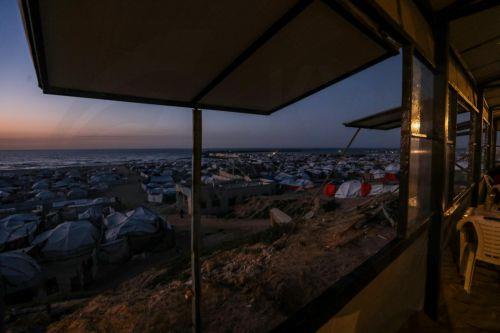 epa12725549 Makeshift tents of displaced Palestinian families stand on the beach in Gaza City, Gaza Strip, 10 February 2026. A severe fuel shortage has forced residents to burn plastic waste as an alternative source of heat and energy, despite the toxic smoke it produces. The United Nations warns that the fuel crisis has reached an existential level for...