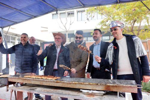 Τσικνοπέμπτη σήμερα κι άναψε το κέφι στην πρωτεύουσα, που φέτος για πρώτη φορά, το αποκριάτικο άρμα του Δήμου Λευκωσίας διέσχισε τους πεζόδρομους της εντός των τειχών πόλης. Βασιλιάς του JOEΥ Καρναβάλι Αγλαντζιάς 2026, είναι ο γνωστός ηθοποιός και παρουσιαστής Μιχάλης Σοφοκλέους, Λευκωσία 12 Φεβρουαρίου 2026.ΚΥΠΕ/ΚΑΤΙΑ ΧΡΙΣΤΟΔΟΥΛΟΥ