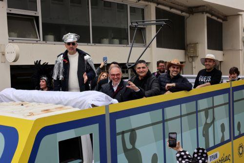 Τσικνοπέμπτη σήμερα κι άναψε το κέφι στην πρωτεύουσα, που φέτος για πρώτη φορά, το αποκριάτικο άρμα του Δήμου Λευκωσίας διέσχισε τους πεζόδρομους της εντός των τειχών πόλης. Βασιλιάς του JOEΥ Καρναβάλι Αγλαντζιάς 2026, είναι ο γνωστός ηθοποιός και παρουσιαστής Μιχάλης Σοφοκλέους, Λευκωσία 12 Φεβρουαρίου 2026.ΚΥΠΕ/ΚΑΤΙΑ ΧΡΙΣΤΟΔΟΥΛΟΥ