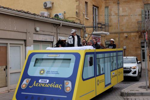 Τσικνοπέμπτη σήμερα κι άναψε το κέφι στην πρωτεύουσα, που φέτος για πρώτη φορά, το αποκριάτικο άρμα του Δήμου Λευκωσίας διέσχισε τους πεζόδρομους της εντός των τειχών πόλης. Βασιλιάς του JOEΥ Καρναβάλι Αγλαντζιάς 2026, είναι ο γνωστός ηθοποιός και παρουσιαστής Μιχάλης Σοφοκλέους, Λευκωσία 12 Φεβρουαρίου 2026.ΚΥΠΕ/ΚΑΤΙΑ ΧΡΙΣΤΟΔΟΥΛΟΥ