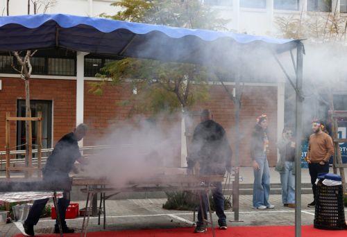 Τσικνοπέμπτη σήμερα κι άναψε το κέφι στην πρωτεύουσα, που φέτος για πρώτη φορά, το αποκριάτικο άρμα του Δήμου Λευκωσίας διέσχισε τους πεζόδρομους της εντός των τειχών πόλης. Βασιλιάς του JOEΥ Καρναβάλι Αγλαντζιάς 2026, είναι ο γνωστός ηθοποιός και παρουσιαστής Μιχάλης Σοφοκλέους, Λευκωσία 12 Φεβρουαρίου 2026.ΚΥΠΕ/ΚΑΤΙΑ ΧΡΙΣΤΟΔΟΥΛΟΥ