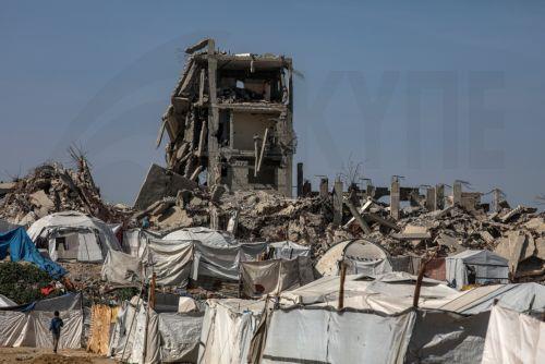 epa12731243 Makeshift tents of displaced Palestinian families among the ruins of the Al-Zaitun neighborhood of Gaza City, 12 February 2026, amid a ceasefire between Israel and Hamas. Despite an increase in humanitarian aid, the United Nations warned that the situation remains 'dire,' with children suffering from severe shortages of shelter, basic services,...