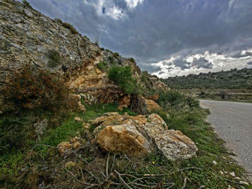 Κατολίσθηση προκλήθηκε από την έντονη βροχόπτωση και τον αέρα, στο Ναύπλιο, Πέμπτη 12 Φεβρουαρίου 2026. Η θάλασσα φούσκωσε στην παραλιακή Ναυπλίου πλημυρίζοντας μεγάλη έκταση, ενώ από την έντονη βροχόπτωσης είχαμε μικρής έκτασης κατολίσθηση στην περιοχή Καραθώνα του Δήμου Ναυπλιέων.  ΑΠΕ-ΜΠΕ /ΑΠΕ-ΜΠΕ/ΜΠΟΥΓΙΩΤΗΣ ΕΥΑΓΓΕΛΟΣ