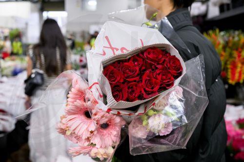 epa12732874 People purchase flowers ahead of Valentine's Day at the Sydney Flower Markets in Sydney, Australia, 13 February 2026.  EPA/BIANCA DE MARCHI AUSTRALIA AND NEW ZEALAND OUT