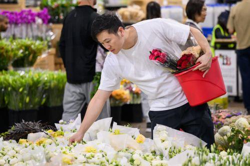 epa12732892 A person buys flowers ahead of Valentine's Day at the Sydney Flower Markets in Sydney, Australia, 13 February 2026.  EPA/BIANCA DE MARCHI AUSTRALIA AND NEW ZEALAND OUT