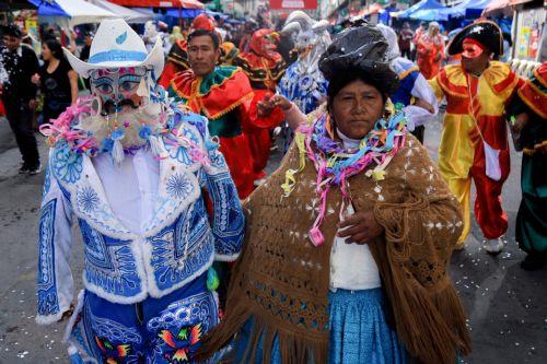 epa12745237 People dressed as the Pepino character take part in a parade during the La Paz Carnival in La Paz, Bolivia, 15 February 2026. The Pepino Parade features hundreds of participants portraying this iconic carnival figure, a staple of celebrations in Bolivia.  EPA/GABRIEL MARQUEZ