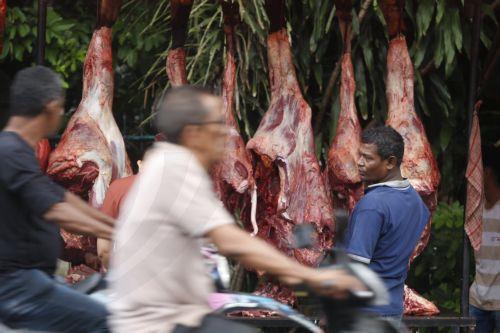 epa12745374 A vendor prepares meat at a flash market during the 'Meugang' meat festival held to welcome the month of Ramadan, in Banda Aceh, Indonesia, 16 February 2026. Meugang is know as a local tradition in Aceh to welcome a big holiday in Islamic calendar, such as Ramadan, Eid al Fith and Eid al-Adha, where people go to the market and buy more meat as a...