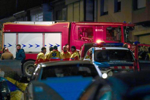 epa12748827 Paramedics gather outside a building after a fire broke out at an apartment building in the town of Manlleu, Barcelona, northeastern Spain, late 16 February 2026 (issued 17 February 2026). At least five teenagers died and four other people were injured in the fire which started in a storage room located on the roof of the building.  EPA/SIU WU