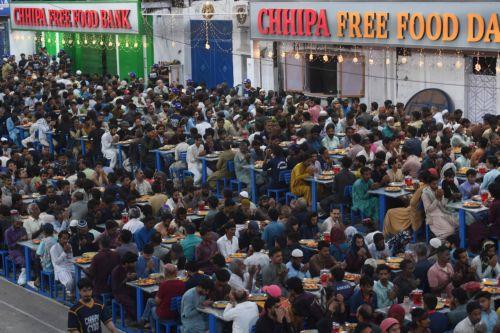epa12758093 Pakistani people pray before eating Iftar meals during the first day of the holy fasting month of Ramadan in Karachi, Pakistan, 19 February 2026. The Muslims' holy month of Ramadan, which start this year on 19 February in Pakistan, is the ninth month in the Islamic calendar, and it is believed that the revelation of the first verse in the Koran...