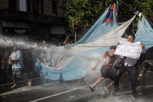 epa12759571 Protesters clash with police during a demonstration against labor reform proposed by Argentine President Javier Milei in Buenos Aires, Argentina, 19 February 2026.  EPA/JUAN IGNACIO RONCORONI