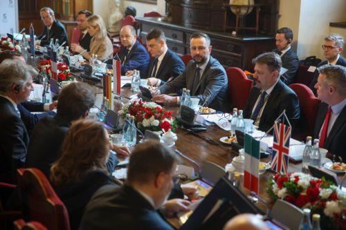 epa12760808 E5 Group meeting in Krakow, Poland, 20 February 2026. Poland is hosting a meeting of the E5 Group (European Five), an informal high-level defense alliance comprising France, Germany, Italy, Poland and the UK—Europe's largest military spenders.  EPA/LUKASZ GAGULSKI POLAND OUT