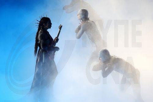epaselect epa12770128 Italian singer Joan Thiele (L) and dancers perform during the 'A Beautiful Land: Water Cycle' act of the Closing Ceremony of the Milano Cortina 2026 Winter Olympic Games, in Verona, Italy, 22 February 2026.  EPA/TERESA SUAREZ