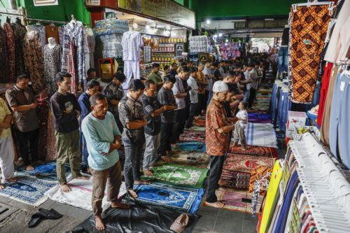 epa12780654 Muslims perform Friday prayer during the holy fasting month of Ramadan at Tanah Abang textile market in Jakarta, Indonesia, 27 February 2026. Muslims around the world celebrate the holy month of Ramadan by praying during the night time and abstaining from eating, drinking, and sexual acts during the period between sunrise and sunset.  EPA/MAST...