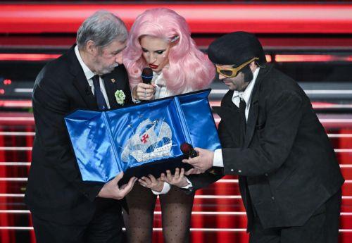 epa12782795 Italian singers Ditonellapiaga (C) and TonyPitony (R) receive the trophy for the Best Cover from the President of Liguria Region, Marco Bucci (L) onstage at the Ariston theatre during the 76th Sanremo Italian Song Festival, in Sanremo, Italy, 27 February 2026. The music festival runs from 24 to 28 February 2026.  EPA/RICCARDO ANTIMIANI