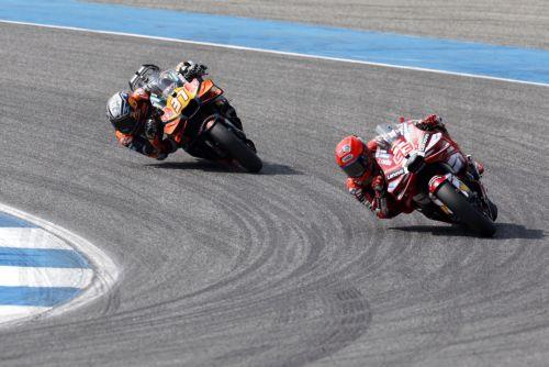 epa12783112 Spanish MotoGP rider Marc Marquez (R) of Ducati Lenovo Team and Spanish MotoGP rider Pedro Acosta (L) of Red Bull KTM Factory Racing in action during the MotoGP sprint race of the Motorcycling Grand Prix of Thailand at Chang International Circuit, Buriram province, Thailand, 28 February 2026.  EPA/RUNGROJ YONGRIT