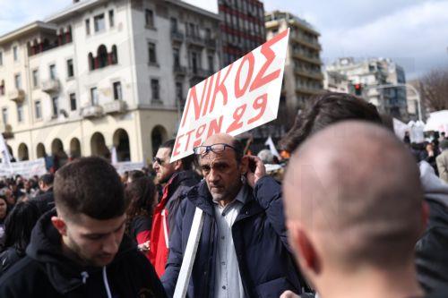 Κόσμος συμμετέχει σε συγκέντρωση διαμαρτυρίας, για την 3η επέτειο του σιδηροδρομικού δυστυχήματος των Τεμπών που κόστισε τη ζωή σε 57 ανθρώπους, στη Θεσσαλονίκη, Σάββατο 28 Φεβρουαρίου 2026. Σε όλη την Ελλάδα πραγματοποιούνται σήμερα κινητοποιήσεις και συλλαλητήρια με αφορμή τη συμπλήρωση τριών ετών από την τραγωδία με το σιδηροδρομικό δυστύχημα στα Τέμπη....