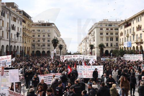 Κόσμος συμμετέχει σε συγκέντρωση διαμαρτυρίας για την 3η επέτειο του σιδηροδρομικού δυστυχήματος των Τεμπών που κόστισε τη ζωή σε 57 ανθρώπους, Θεσσαλονίκη, Σάββατο 28 Φεβρουαρίου 2026. Σε γενική απεργία και μαζικά συλλαλητήρια βρίσκεται ολόκληρη η χώρα, καθώς συμπληρώνονται τρία χρόνια από τη σιδηροδρομική τραγωδία των Τεμπών, ενώ ομοσπονδίες, σωματεία και...