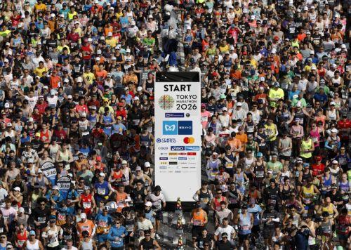 epa12785828 Runners start the Tokyo Marathon 2026 at the Tokyo Metropolitan Government building in Tokyo, Japan, 01 March 2026. Some 39,000 runners participate in the Tokyo Marathon, one of the six races in the World Marathon Majors (WMM).  EPA/FRANCK ROBICHON / POOL