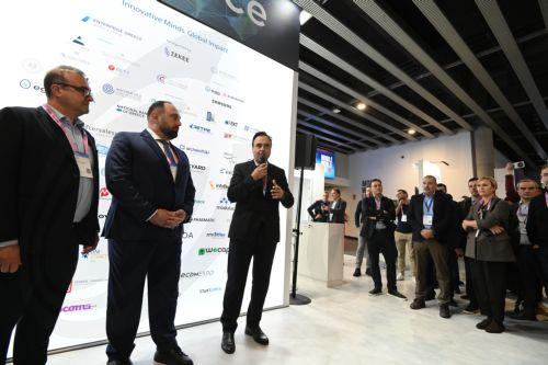 Ο υπουργός Ψηφιακής Διακυβέρνησης Δημήτρης Παπαστεργίου (Δ) μιλάει κατά τη διάρκεια της επίσκεψής του στο ελληνικό περίπτερο στην παγκόσμια έκθεση τεχνολογίας WMC 2026 στη Βαρκελώνη, Δευτέρα 2 Μαρτίου 2026. Στα τέλη κάθε Φεβρουαρίου-αρχές Μαρτίου, εδώ και δύο δεκαετίες, η Βαρκελώνη μετατρέπεται για λίγες ημέρες στο επίκεντρο της παγκόσμιας τεχνολογικής...