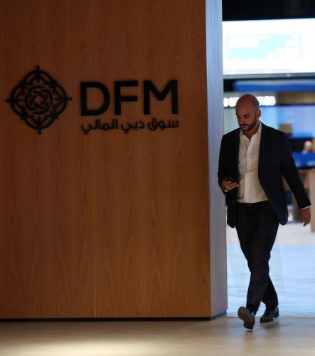 epa12793743 Traders at the Dubai Financial Market (DFM) in the Gulf emirate of Dubai, United Arab Emirates, 04 March 2026. The Dubai Financial Market has reopened with other Emirates markets resuming trading across the UAE after two days of closure amid heightened military tensions following joint US-Israeli strikes on Iran and Iran's retaliatory attacks...