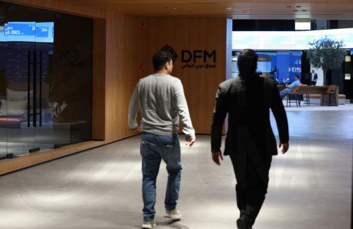 epa12793744 Traders at the Dubai Financial Market (DFM) in the Gulf emirate of Dubai, United Arab Emirates, 04 March 2026. The Dubai Financial Market has reopened with other Emirates markets resuming trading across the UAE after two days of closure amid heightened military tensions following joint US-Israeli strikes on Iran and Iran's retaliatory attacks...