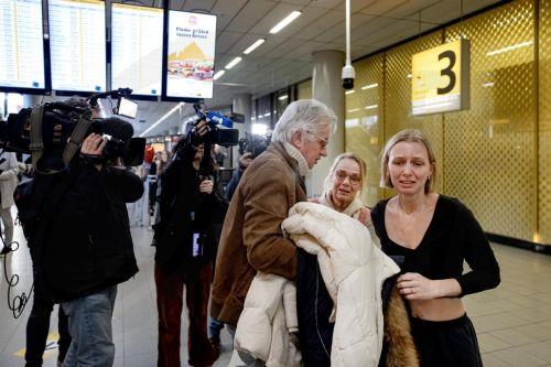 epa12793792 Travelers arrive in the arrivals hall after returning from the Middle East at Amsterdam Airport Schiphol (AMS) in Schiphol, Netherlands, 04 March 2026. KLM and Emirates also operated flights bringing back travelers stranded by the conflict in the Middle East.  EPA/RAMON VAN FLYMEN