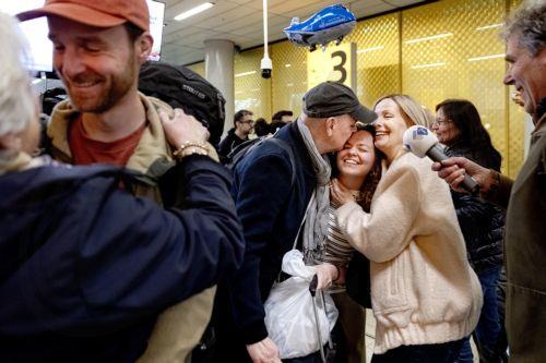 epa12793791 Travelers arrive in the arrivals hall after returning from the Middle East at Amsterdam Airport Schiphol (AMS) in Schiphol, Netherlands, 04 March 2026. KLM and Emirates also operated flights bringing back travelers stranded by the conflict in the Middle East.  EPA/RAMON VAN FLYMEN