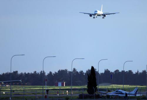 Αεροπλάνο προσγειώνετε στο αεροδρόμιο Λάρνακας, Πέμπτη 5 Μαρτίου 2026. ΚΥΠΕ/ΚΑΤΙΑ ΧΡΙΣΤΟΔΟΥΛΟΥ