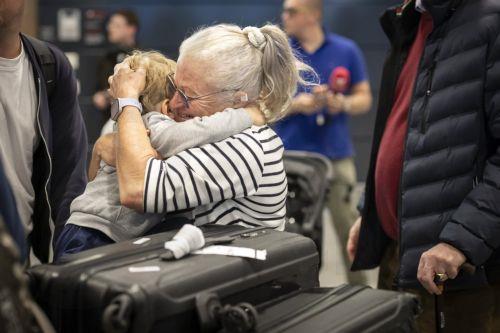 epa12797244 People hug their family after their arrival at Zurich International Airport on a special flight operated by Swiss International Airlines from Muscat, Oman, in Zurich, Switzerland, 05 March 2026, amid heightened military tensions in the Middle East following joint US-Israeli strikes on Iran.  EPA/MICHAEL BUHOLZER