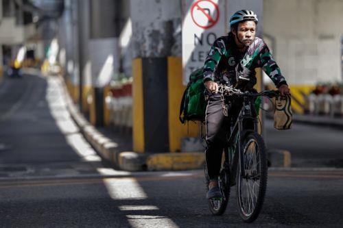 epa12808249 A food delivery worker on a bicycle crosses an intersection in Quezon City, Metro Manila, Philippines, 10 March 2026. As significant fuel price hikes hit the Philippines 10 March amidst ongoing Middle East tensions from conflict involving the United States, Israel and Iran, bicycles are expected to be used as alternative modes of transport by...