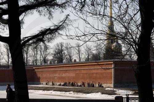 epa12811600 People take off their clothes to sunbathe on a sunny day near the wall of the Peter and Paul Fortress in St. Petersburg, Russia, 11 March 2026. Temperatures in St. Petersburg, Russia’s second-largest city, reach eleven degrees Celsius.  EPA/ANATOLY MALTSEV