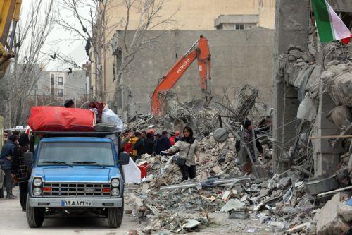 epa12813903 ranians collect their belongings among the rubble of their damaged residential buildings in central Tehran, Iran, 12 March 2026. A joint Israeli and US military operation continues to target multiple locations across Iran since the early hours of 28 February 2026.  EPA/ABEDIN TAHERKENAREH