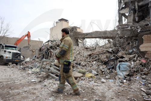 epa12813995 Iranian rescue workers work among the rubble of damaged residential buildings in central Tehran, Iran, 12 March 2026. A joint Israeli and US military operation continues to target multiple locations across Iran since the early hours of 28 February 2026.  EPA/ABEDIN TAHERKENAREH