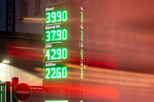 epa12815001 A display shows fuel prices at a petrol station in Prague, Czech Republic, 12 March 2026. Fuel prices have risen since the start of US and Israeli military strikes on Iran and retaliatory attacks by Iran.  EPA/MARTIN DIVISEK