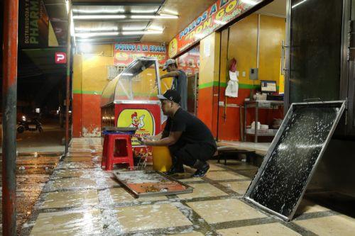 epa12824581 People clean a business after the imposition of curfew in Guayaquil, Ecuador, 15 March 2026. The nighttime curfew decreed by Ecuadorian President Daniel Noboa in four provinces began with the deployment of more than 75,000 soldiers and police officers to intensify the 'war' declared by the president against criminal gangs.  EPA/Jonathan Miranda...