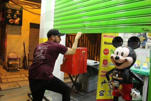 epa12824582 A person closes a business after the imposition of curfew in Guayaquil, Ecuador, 15 March 2026. The nighttime curfew decreed by Ecuadorian President Daniel Noboa in four provinces began with the deployment of more than 75,000 soldiers and police officers to intensify the 'war' declared by the president against criminal gangs.  EPA/Jonathan...