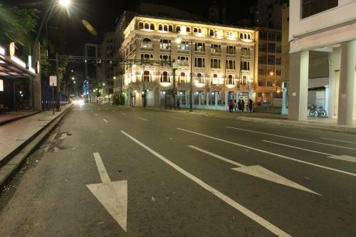 epa12824583 An empty street after the imposition of curfew in Guayaquil, Ecuador, 15 March 2026. The nighttime curfew decreed by Ecuadorian President Daniel Noboa in four provinces began with the deployment of more than 75,000 soldiers and police officers to intensify the 'war' declared by the president against criminal gangs.  EPA/Jonathan Miranda Vanegas