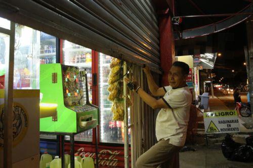 epa12824588 A person closes a business after the imposition of curfew in Guayaquil, Ecuador, 15 March 2026. The nighttime curfew decreed by Ecuadorian President Daniel Noboa in four provinces began with the deployment of more than 75,000 soldiers and police officers to intensify the 'war' declared by the president against criminal gangs.  EPA/Jonathan...
