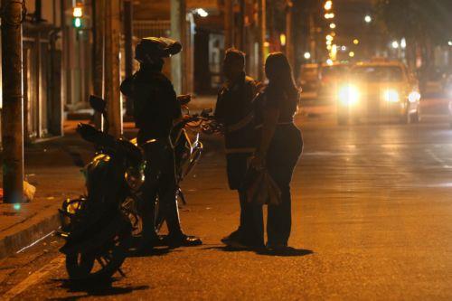 epa12824590 A member of the Ecuadorian police force talks with citizens after the imposition of curfew in Guayaquil, Ecuador, 15 March 2026. The nighttime curfew decreed by Ecuadorian President Daniel Noboa in four provinces began with the deployment of more than 75,000 soldiers and police officers to intensify the 'war' declared by the president against...